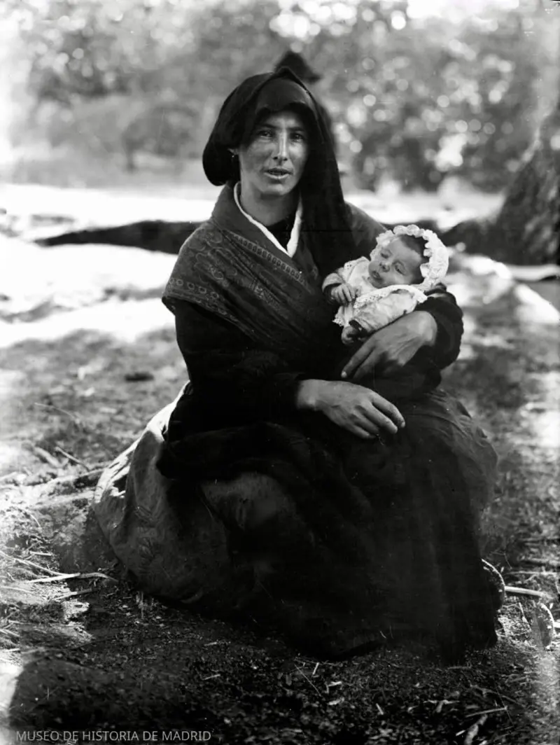 Retrato de un madre con su bebé.