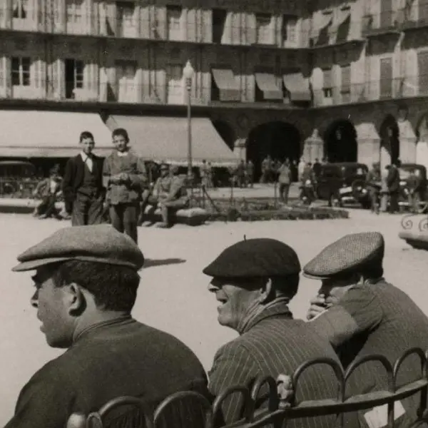 Escena cotidiana de la plaza mayor 