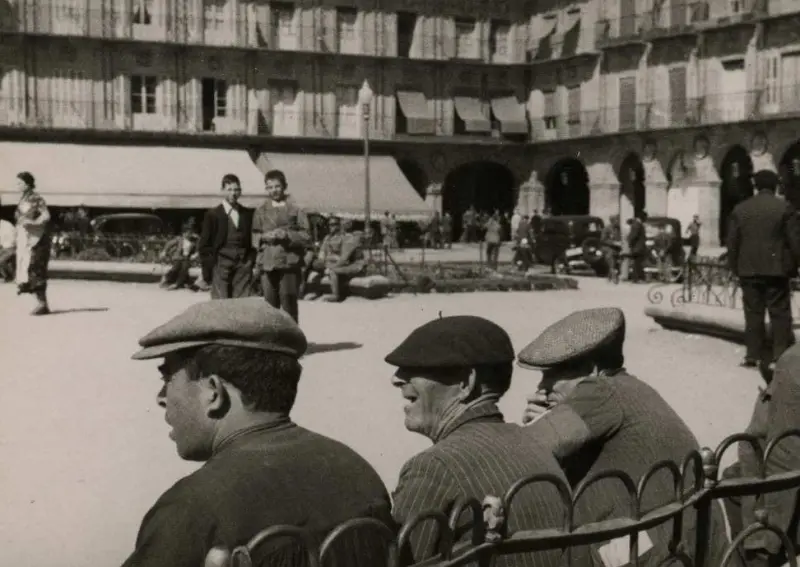 Escena cotidiana de la plaza mayor 