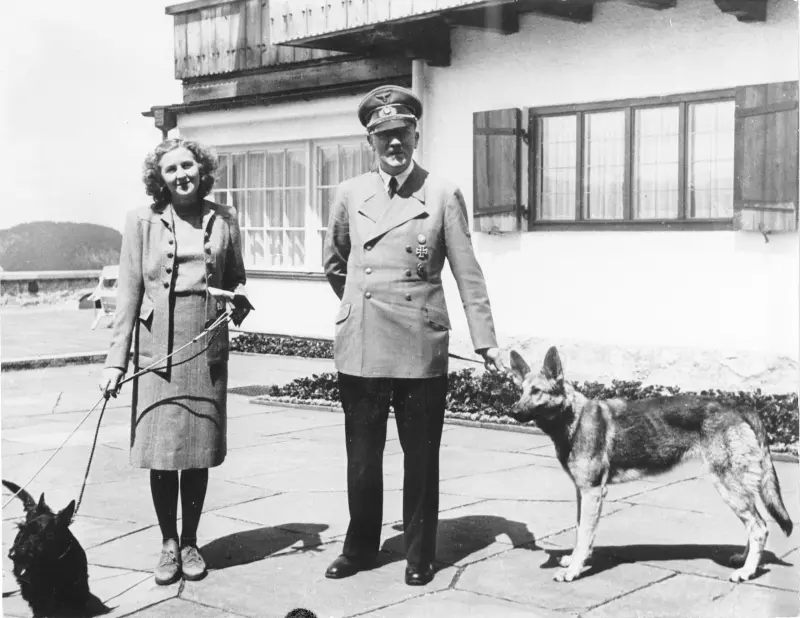 Adolf Hitler con Eva Braun en el Berghof