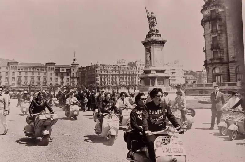 MUJERES DEL "VESPA CLUB"