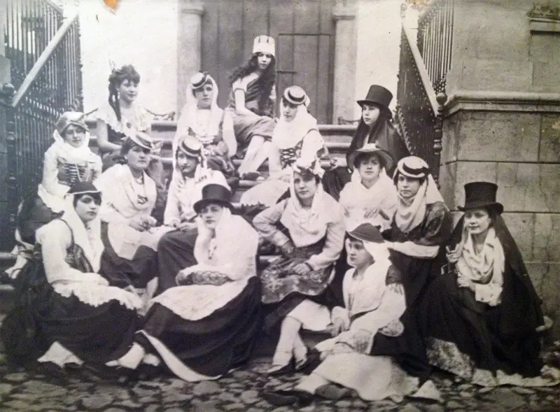 Exposición de bordados en el teatro Monterrey