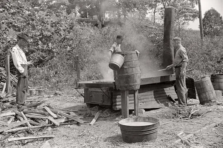 Boiling sugarcane juice
