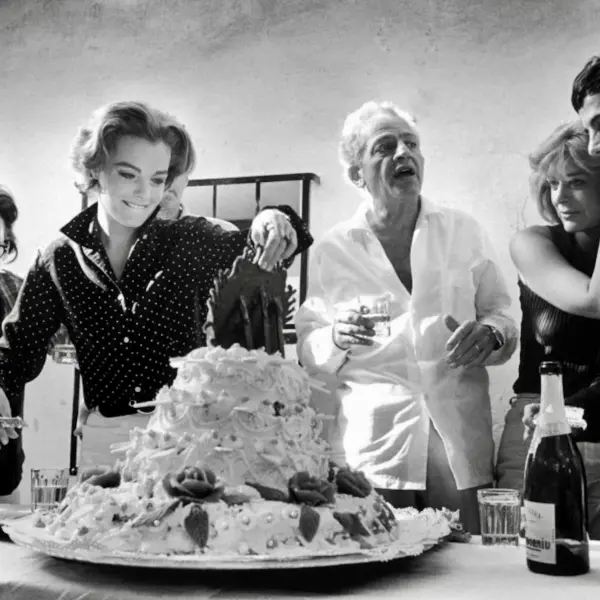 Romy Schneider celebrando sus 28 cumpleaños
