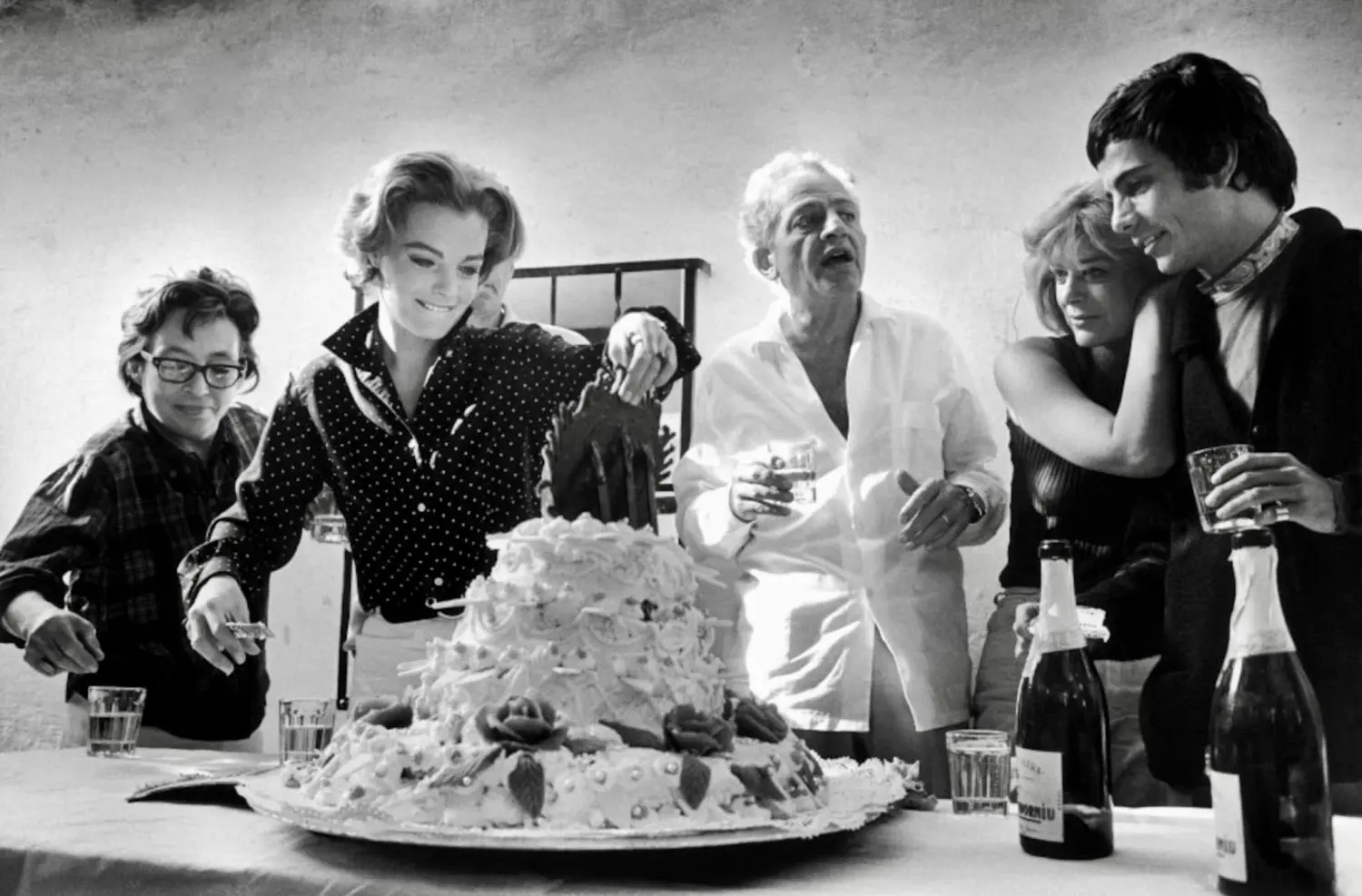 Romy Schneider celebrando sus 28 cumpleaños