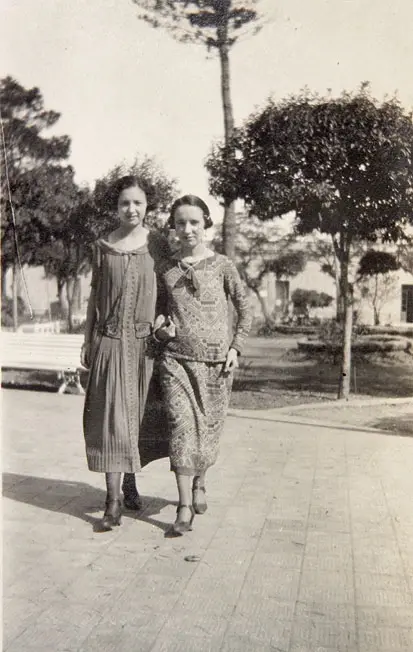 Nietas de Luis Badía en la plaza Mitre.