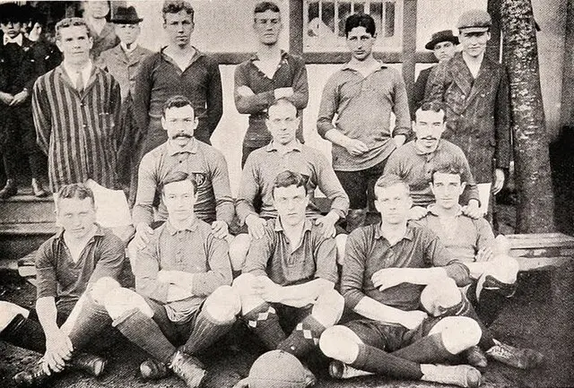 Deporte y camaradería: equipo de fútbol “Badminton”