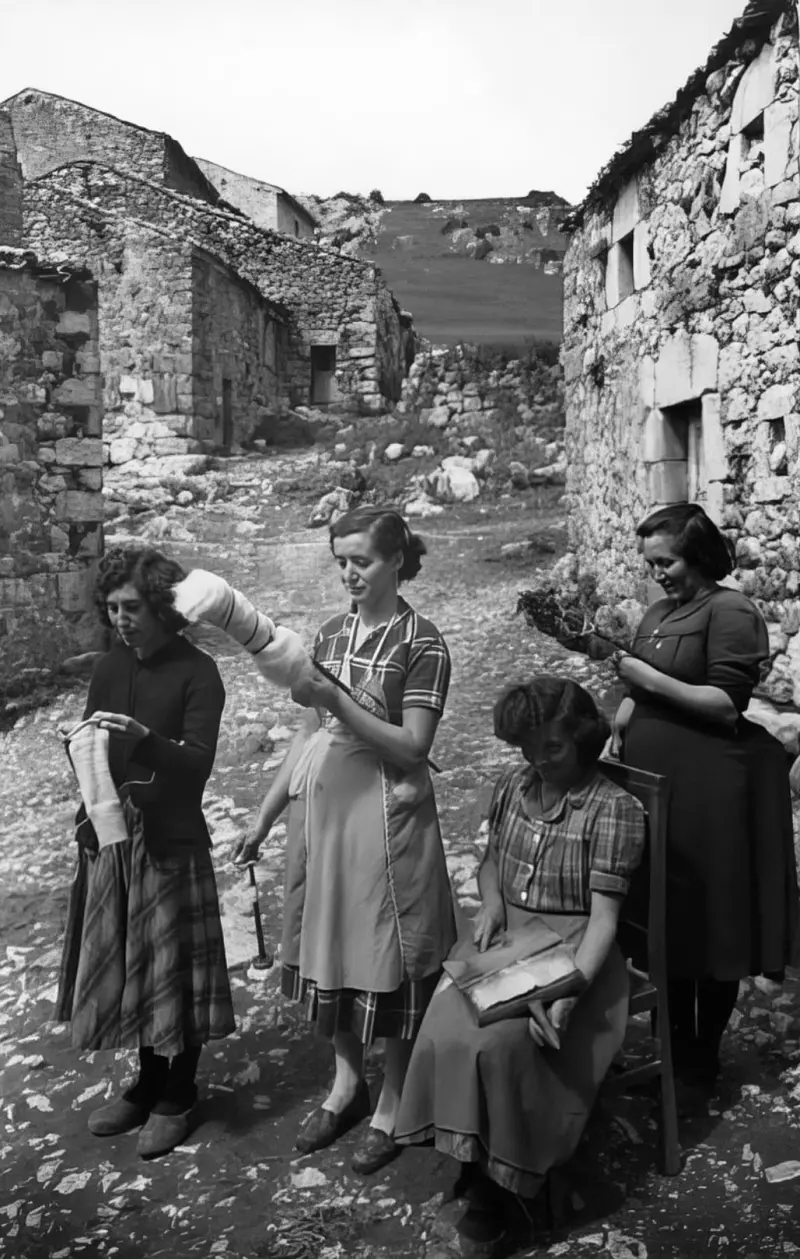 Mujeres hilando,bordando y cardando.