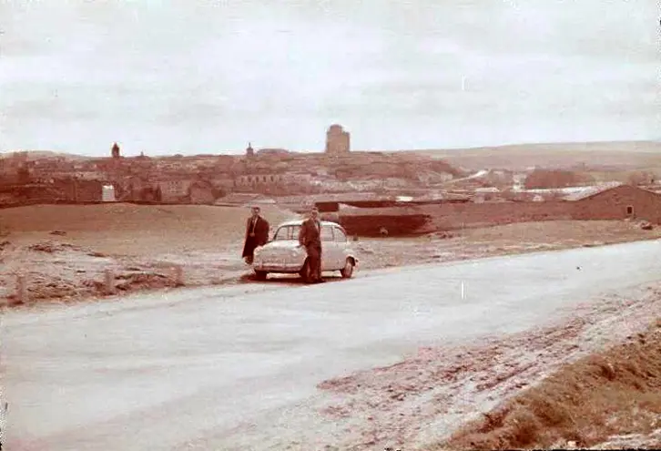 Dos personas junto a un vehículo 