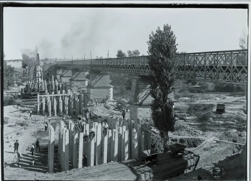 Obreros en la construcción de la central hidroeléctrica