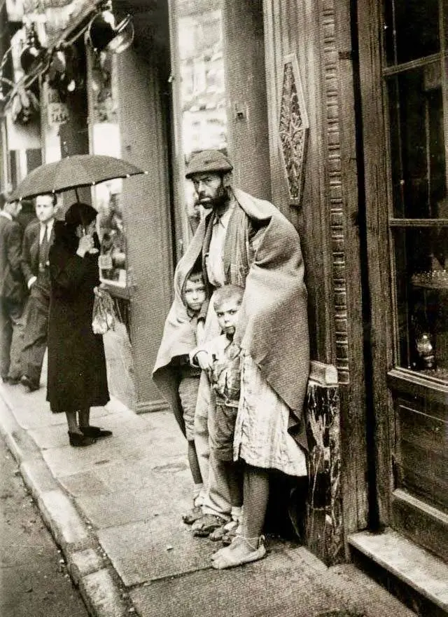 EN LA PUERTA DEL RESTAURANTE Lhardy