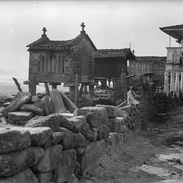 Una niña en Combarro