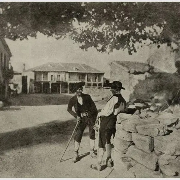 Dos hombres junto a La Olma.