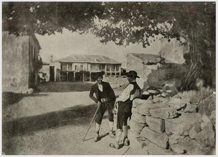 Dos hombres junto a La Olma.