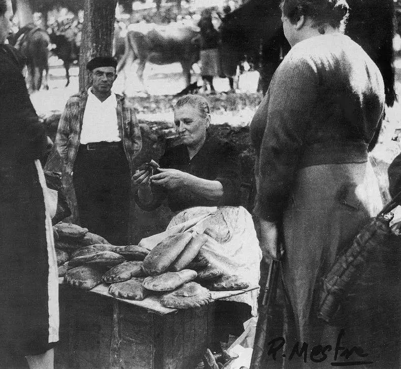 Vendiendo empanadas.