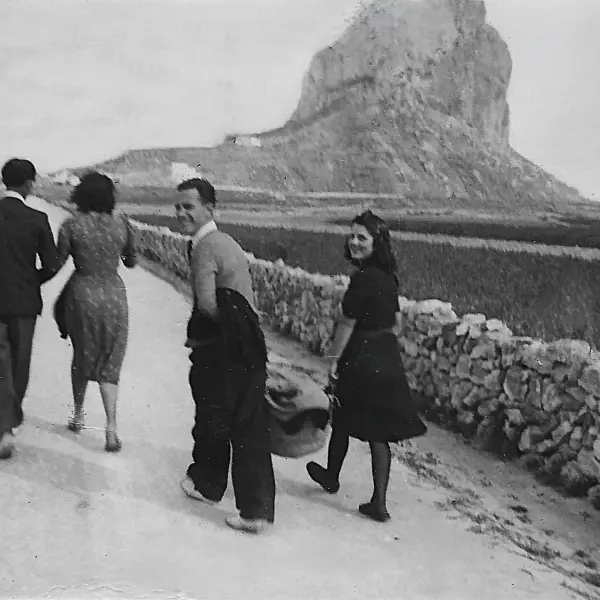 Dos parejas de jovenes 