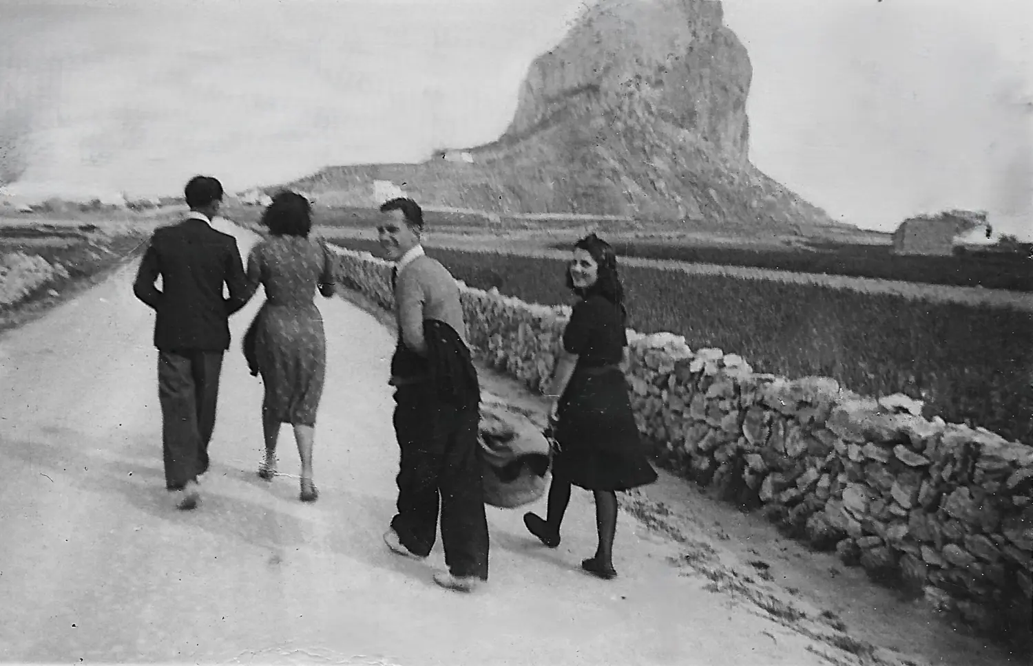 Dos parejas de jovenes 