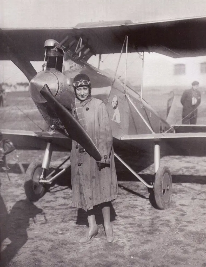 Luisa Muriel en el aeródromo de Getafe