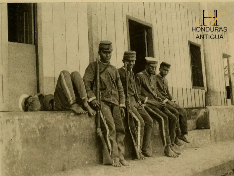 Grupo de soldados enfrente de la Comandancia de Justicia