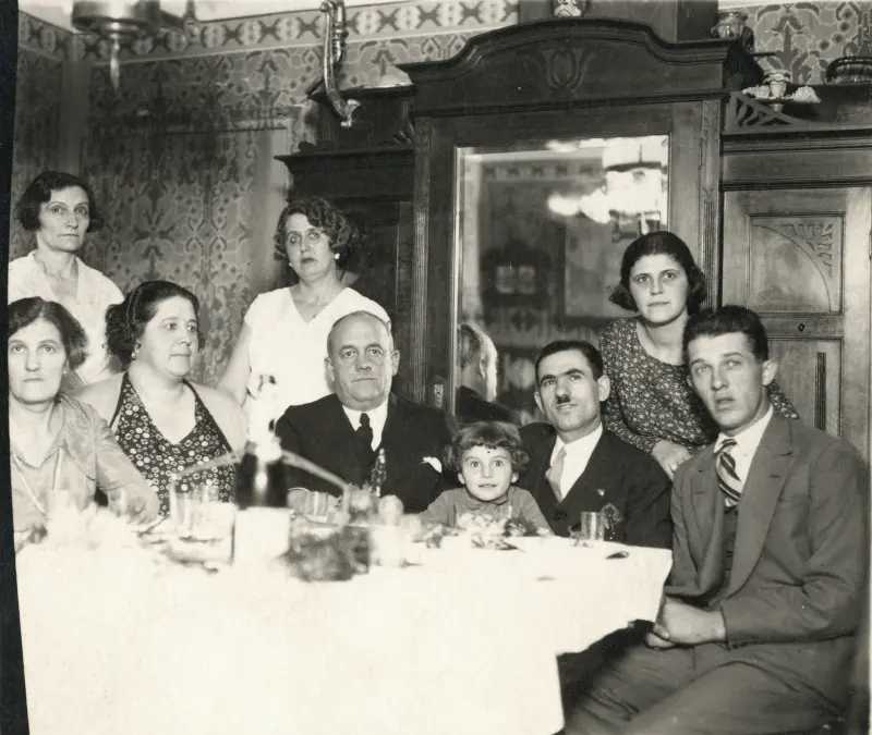 Portret de familie la masă