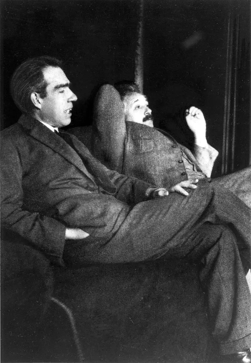 Niels Bohr con Albert Einstein en casa de Paul Ehrenfesten