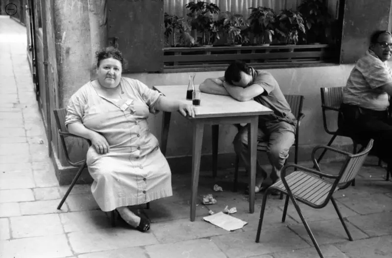 En la terraza de un bar.