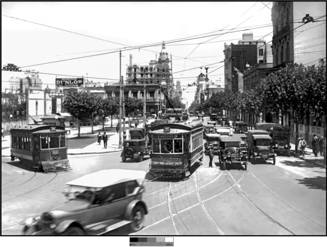 Tranvías y tráfico en la Avenida 18 de Julio,