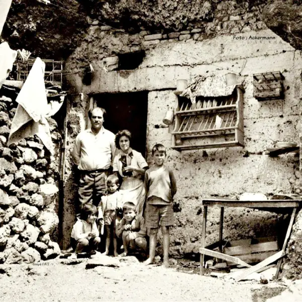 Familia viviendo en una casa cueva 