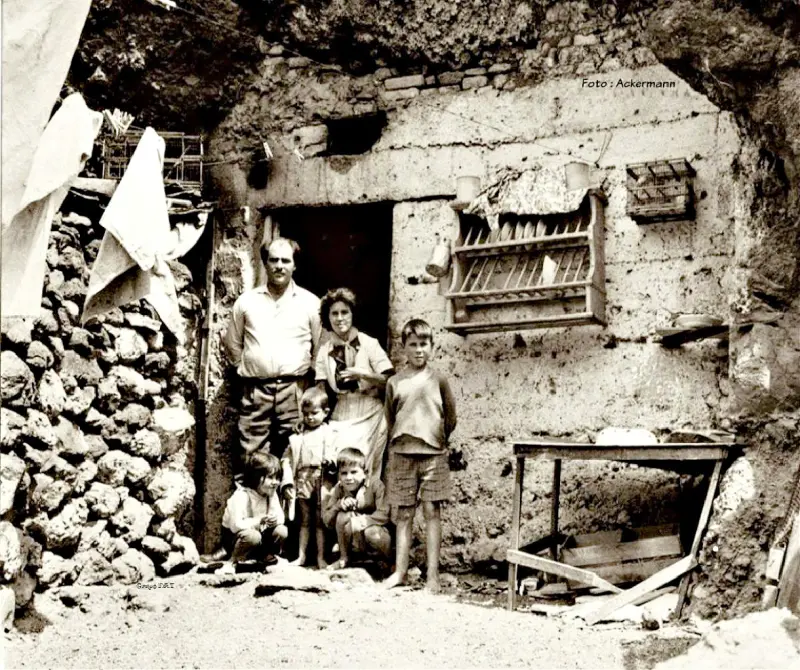Familia viviendo en una casa cueva 