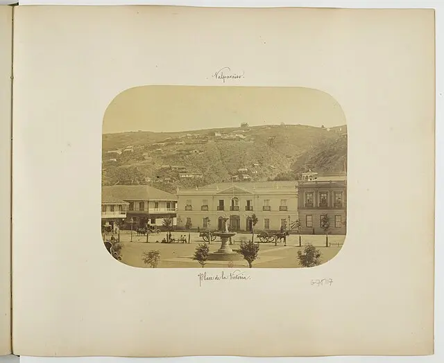 Plaza de la Victoria — una ciudad que se ordena frente al cerro