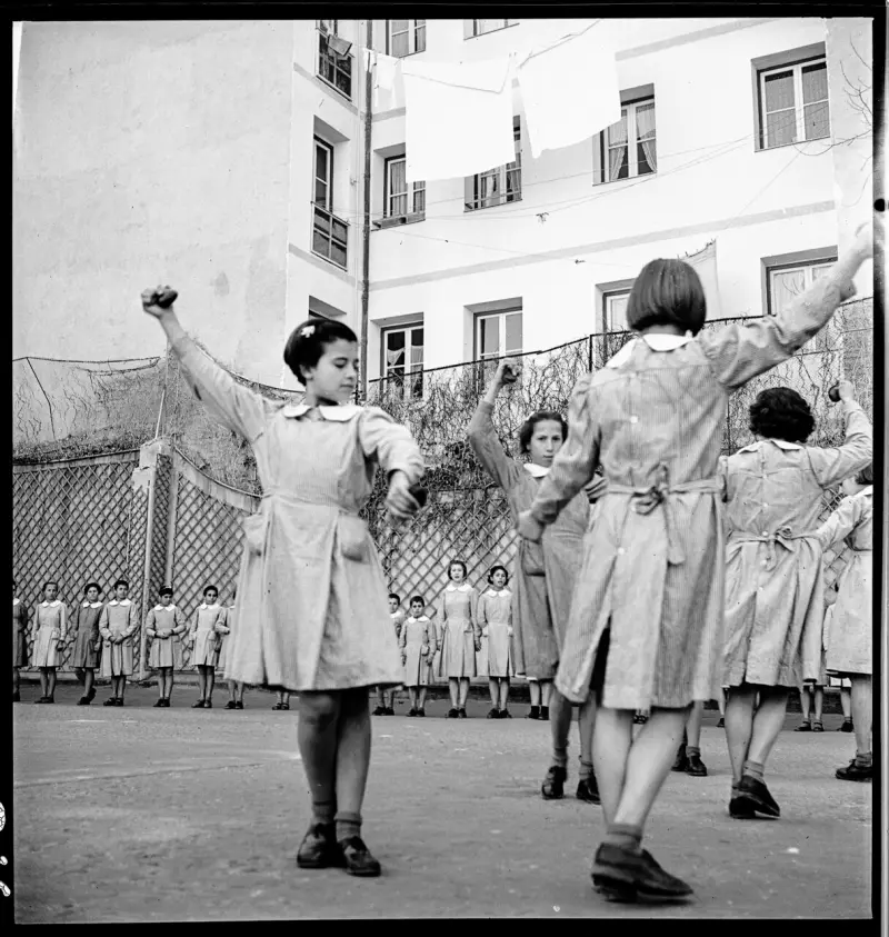 NIÑAS BAILAN SEVILLANAS