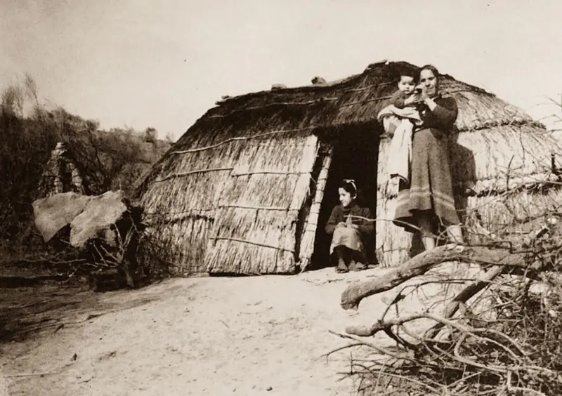 Familia de un pastor, a la entrada de un chozo,
