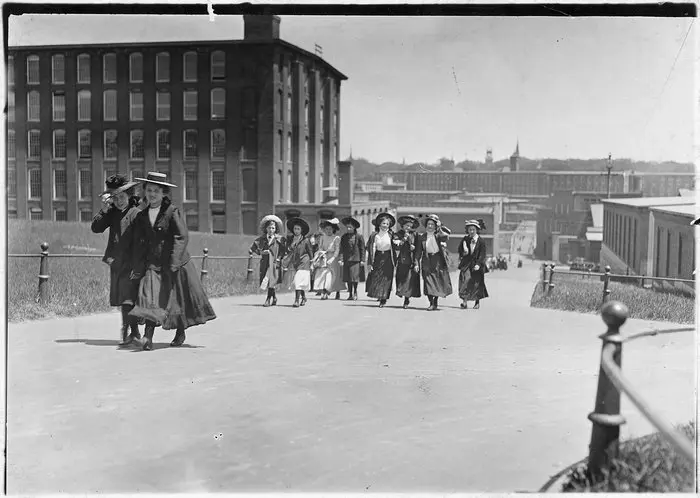 Amoskeag Mills workers