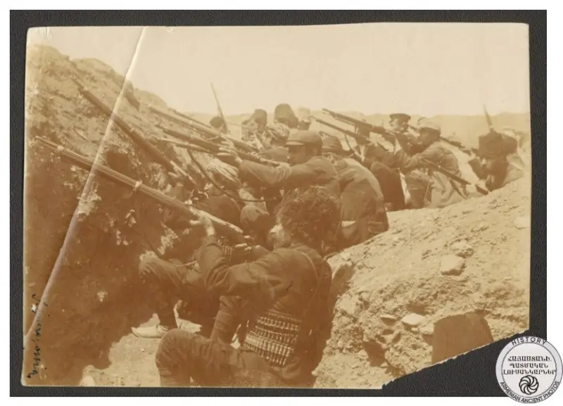 The self-defenders of the van in the trench of the Haji Bakr barracks.
