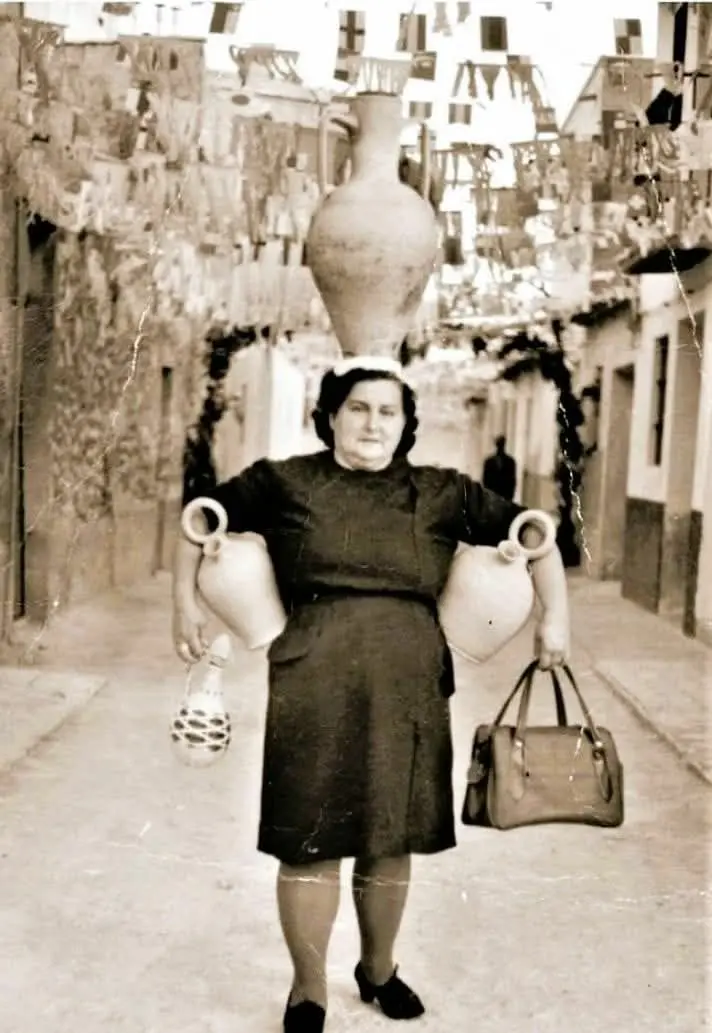 Mujer cargando unos cántaros