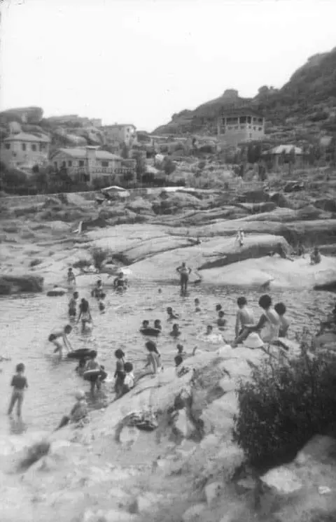 Madrileños dándose un chapuzón en La Pedriza