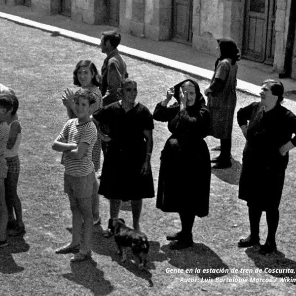 Gente en la estación de tren 