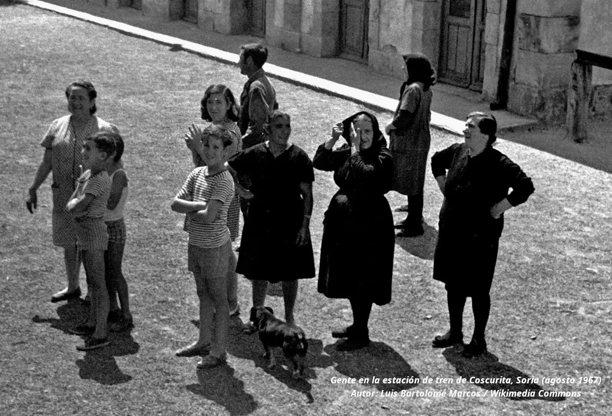 Gente en la estación de tren 