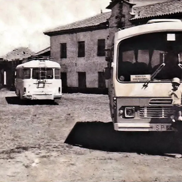 Posando junto a coche de línea.