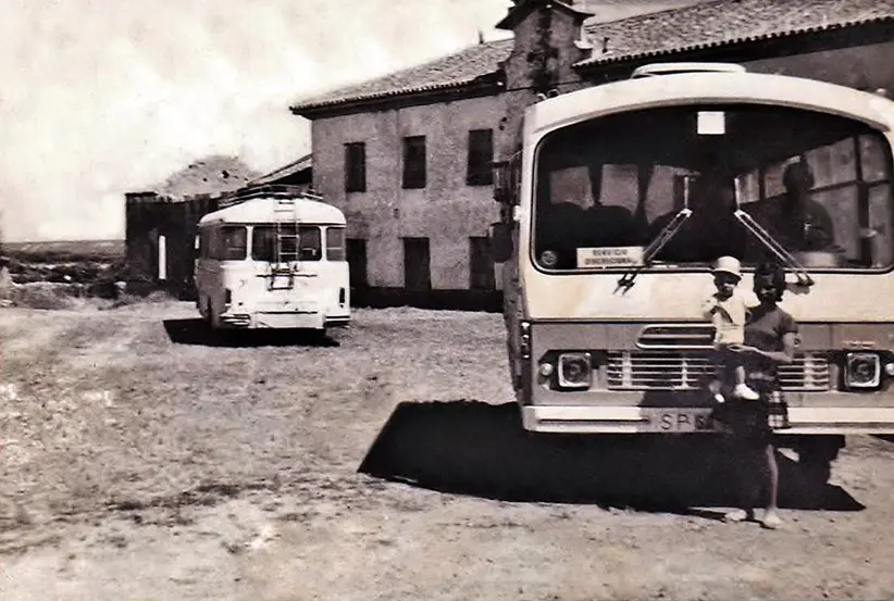 Posando junto a coche de línea.