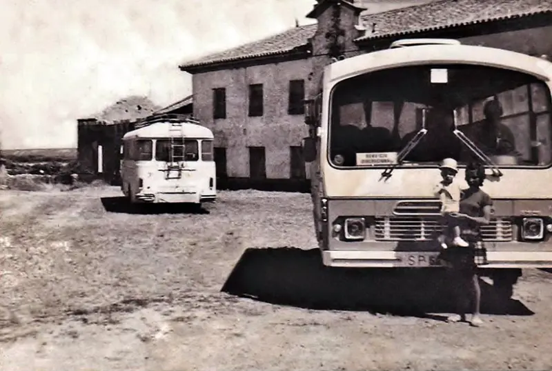 Posando junto a coche de línea.