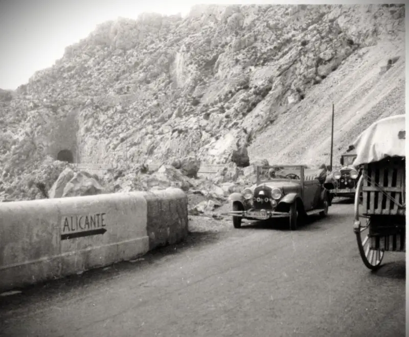 Paso del Mascarat, dos coches Alemanes y una tartana.