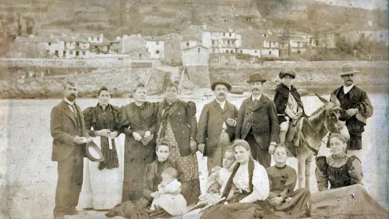 La familia de Abente y Lago en la playa de As Xubias