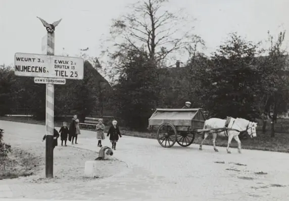 De Heemstraweg bij de kruising bij cafe de Vrijboom