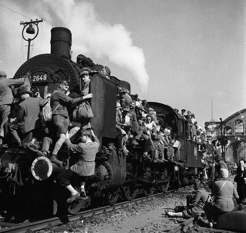 German Refugees Leave Berlin