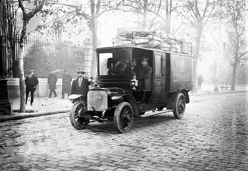 FURGÓN DEL SERVCIO DE CORREOS