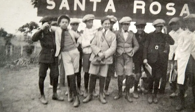 Niños en la estación de tren.