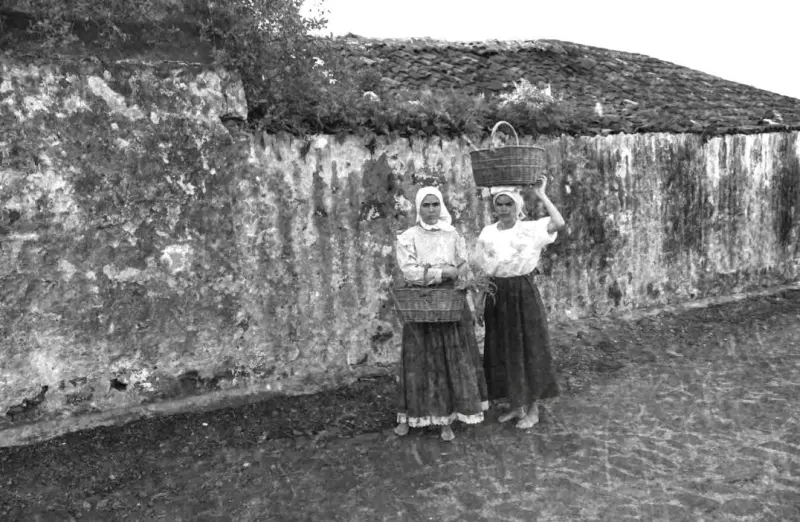 Muchachas con cestos, subiendo el Camino del ciprés.