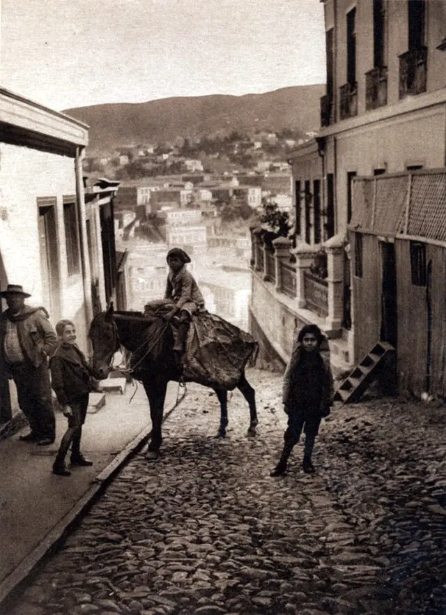 Niños en una calle de Valparaíso 