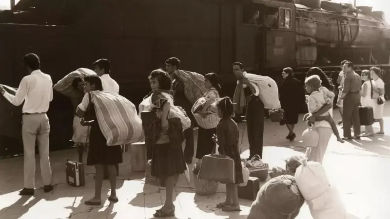 Gente subiendo al tren en dirección a Barcelona